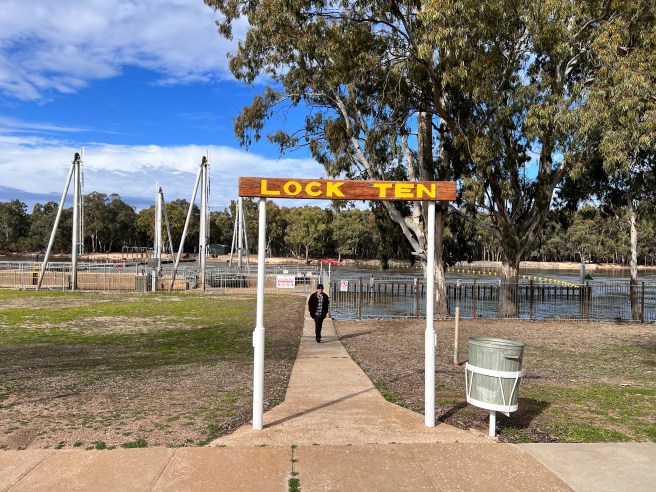 Lock 10 and weir, Murray River, Wentworth NSW